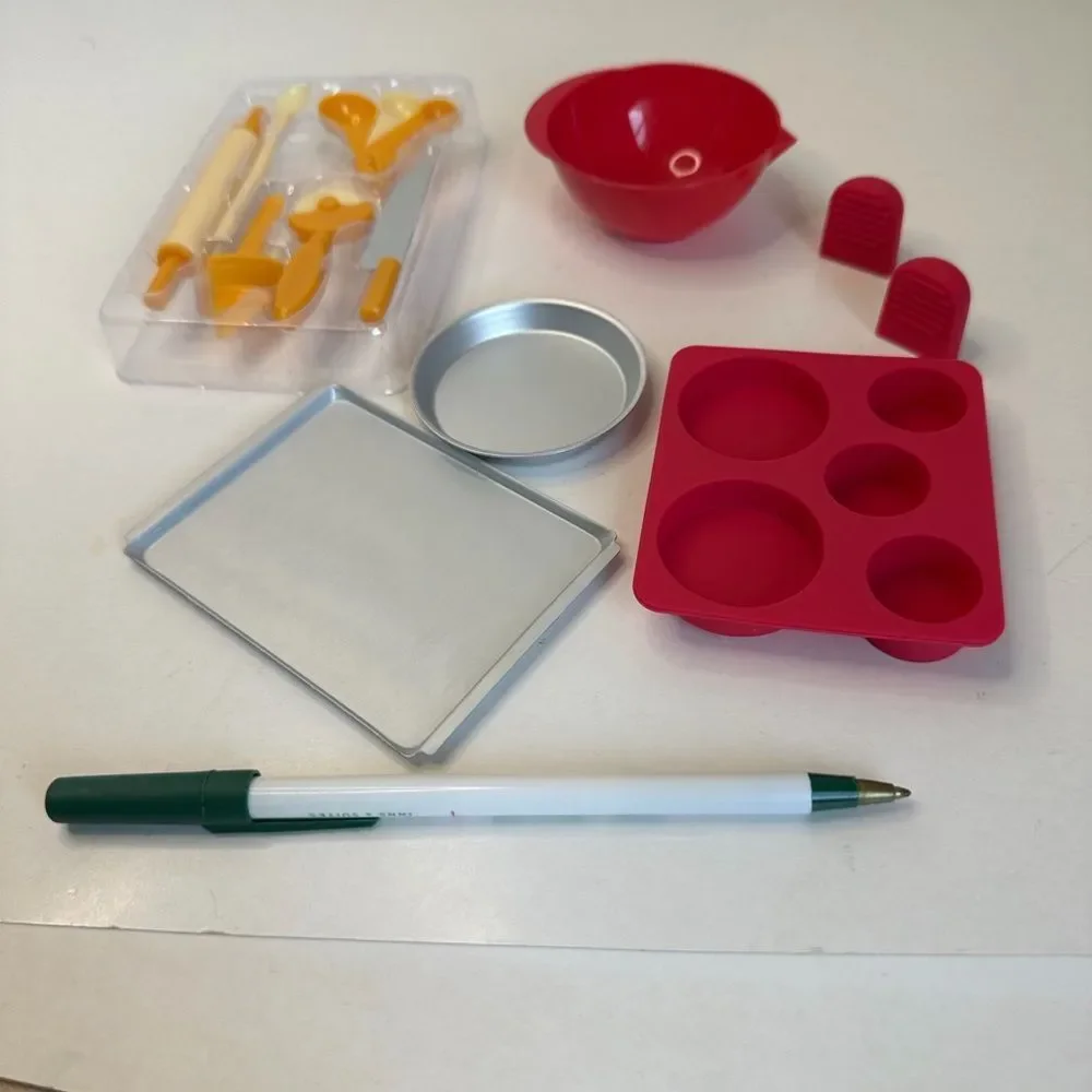 Smart Lab Toys 17 Pieces Tiny Bakeware Cooking Kit Mini Foods + Book STEM NEW‎